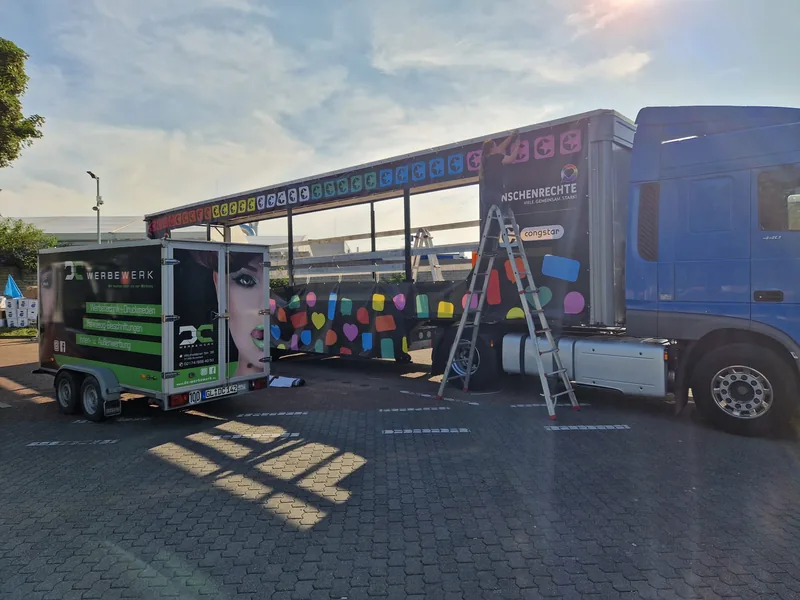 Montage von Branding und Deko am Truck vor dem Einsatz