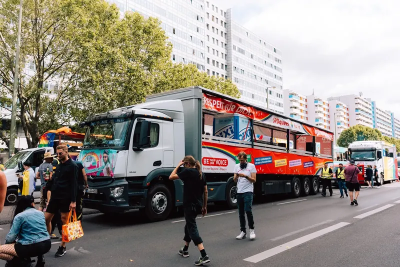 Eventtruck mit Firmenbranding auf einer Straße
