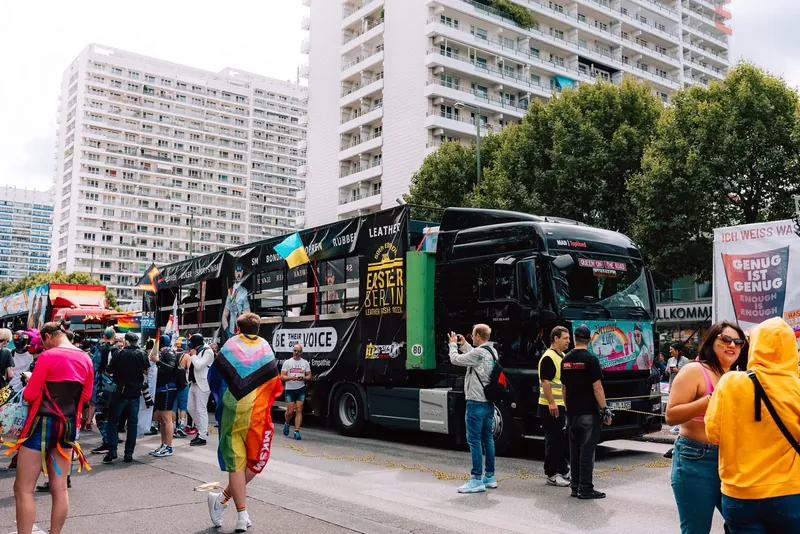 Schwarzer Eventtruck mit Publikum auf einer Parade