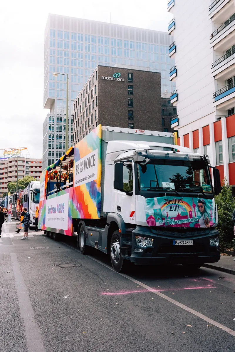 Truck mit großflächigem Regenbogen-Branding von vorn