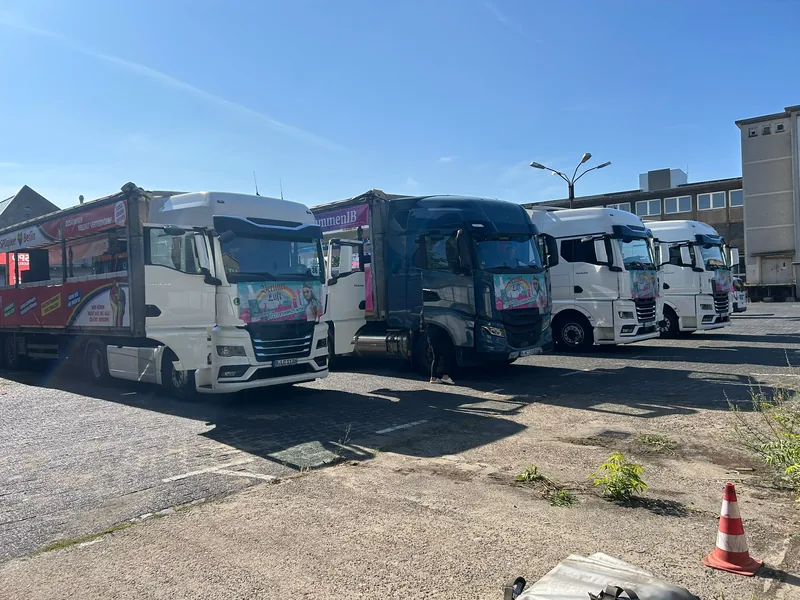 Vier Paradetrucks der eigenen Flotte nebeneinander auf dem Betriebshof