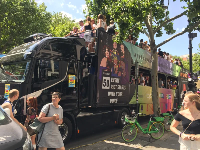 Doppelstöckiger Partytruck mit feiernden Gästen auf dem Oberdeck